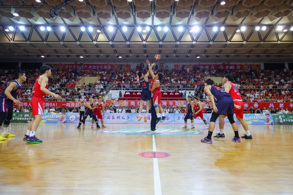 “三连胜”与“四连胜”精彩对决！暖场歌曲“相亲相爱一家人”意味深远